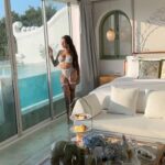 Hélène Boudreau Instagram – It’s funny how life is… i did go to school all my life till my 29 years old. My only experience in life was grades and listen to a teacher. I tought it was the good way to the knowledge. I grew up and i lacked of experiences i only traveled when i finish my school .. i started to have money from my graduation picture. I finally started to live my real life outside of class and society after all thoses years. to live and experience the new world outside. It’s now i  look at all my past and i learn that the only source of knowledge is experience. 

Informations is not knowledge. The only source of knowledge is experiences. You need experiences to gain wisdom – Albert einstein