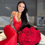 Hélène Boudreau Instagram – it’s not about the flowers it’s all about the smile you have back, the attention & that you feel appreciated ❤️ love yourself enough to not begging for the minimum xx je pensais faire une photo en lingerie mais finalement j’ai fait une photo en robe et je trouve ça même plus beau 🥰 plus class et plus attirant qu’en dites-vous?