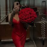 Hélène Boudreau Instagram – it’s not about the flowers it’s all about the smile you have back, the attention & that you feel appreciated ❤️ love yourself enough to not begging for the minimum xx je pensais faire une photo en lingerie mais finalement j’ai fait une photo en robe et je trouve ça même plus beau 🥰 plus class et plus attirant qu’en dites-vous?
