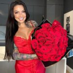 Hélène Boudreau Instagram – it’s not about the flowers it’s all about the smile you have back, the attention & that you feel appreciated ❤️ love yourself enough to not begging for the minimum xx je pensais faire une photo en lingerie mais finalement j’ai fait une photo en robe et je trouve ça même plus beau 🥰 plus class et plus attirant qu’en dites-vous?
