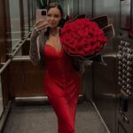 Hélène Boudreau Instagram – it’s not about the flowers it’s all about the smile you have back, the attention & that you feel appreciated ❤️ love yourself enough to not begging for the minimum xx je pensais faire une photo en lingerie mais finalement j’ai fait une photo en robe et je trouve ça même plus beau 🥰 plus class et plus attirant qu’en dites-vous?