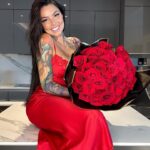 Hélène Boudreau Instagram – it’s not about the flowers it’s all about the smile you have back, the attention & that you feel appreciated ❤️ love yourself enough to not begging for the minimum xx je pensais faire une photo en lingerie mais finalement j’ai fait une photo en robe et je trouve ça même plus beau 🥰 plus class et plus attirant qu’en dites-vous?