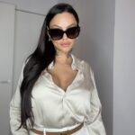Hélène Boudreau Instagram - In my dreams i had a plan If i got me a wealthy man 😏 Vous aimez mes try haul ? Première fois j’en fait un j’aime bien dites le en commentaires Blouse : dynamite Pantalon: aritza Boucle d’oreilles : dior Lunettes de soleil : dior bracelets: hermes Ceinture: hermes Sandales : hermes Sacoche : celine