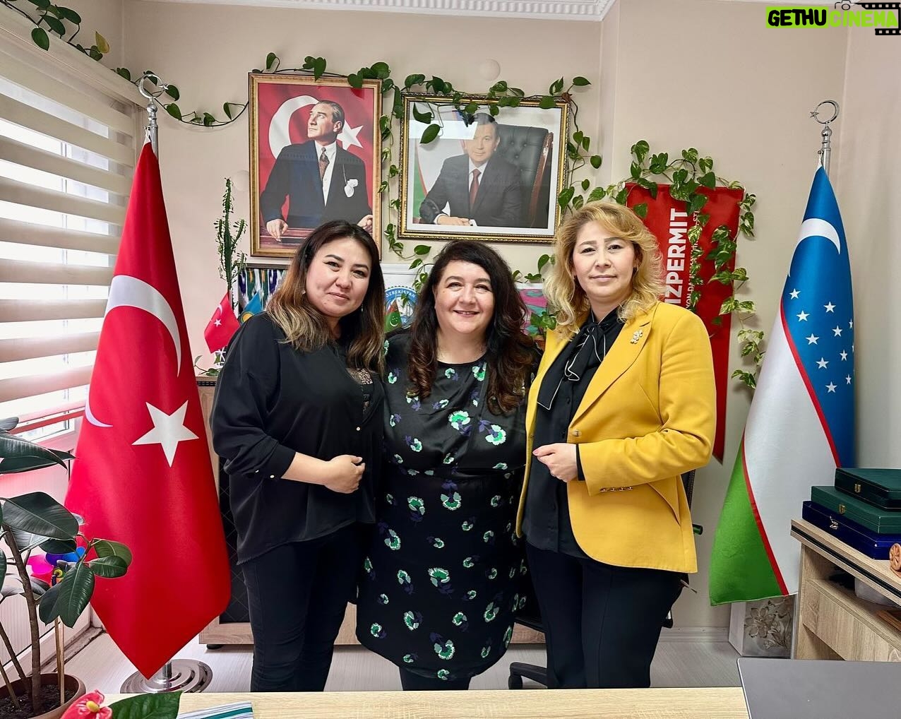 Hülya Duyar Instagram - türküyenin önde gelen oyuncuların'dan Hülya Duyar hanfendi ve Özbekistan sevilen müzisyenlerinde Alisher Nazirov ofisimizde ağrılamaktan çok mutlu olduk ❤️
