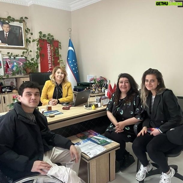 Hülya Duyar Instagram - türküyenin önde gelen oyuncuların'dan Hülya Duyar hanfendi ve Özbekistan sevilen müzisyenlerinde Alisher Nazirov ofisimizde ağrılamaktan çok mutlu olduk ❤️