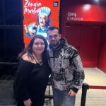 Hülya Duyar Instagram - #ŞenerŞen, Büyük Ustamı, Şener Abimi İzlemelere doyamıyorum.. Böyle bir performansı izleme şansı bulduğum için çok mutluyum. Diğer Muhteşem oyuncu arkadaşlarıma hayranım @onaykaya @gizemgizem @kutay.sandikci @ugurardabaskan Nice güzel oyunlara.. Ve tabiki Vasıf Öngören’e saygılarımla.. Ve @istanbuldasdas’a bu oyunu izleme imkanı verdiği için teşekkürler 🧿🙏♥️🕊
