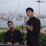 Hülya Duyar Instagram – @kibariyem #kralicem 🙏🙏🧿💋♥️♥️🙏 @alishernazirov_ ♥️🙏🙏🧿 @furkanakatay_ 🎹 @ @kamoliddinbekzod_ 🎥 @slaaknn #ingilizce #çeviri
Wenn deine Augen dein weinendes Kind treffen
Vergib dir dein Vergehen und umarme deinen Hals
Wir kamen zum Spiel, als wir noch lebten
Die Hände schätzen meine Mutter nicht
Keiner liebt dich so sehr wie du, Mama!