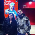 Hülya Duyar Instagram - #ŞenerŞen, Büyük Ustamı, Şener Abimi İzlemelere doyamıyorum.. Böyle bir performansı izleme şansı bulduğum için çok mutluyum. Diğer Muhteşem oyuncu arkadaşlarıma hayranım @onaykaya @gizemgizem @kutay.sandikci @ugurardabaskan Nice güzel oyunlara.. Ve tabiki Vasıf Öngören’e saygılarımla.. Ve @istanbuldasdas’a bu oyunu izleme imkanı verdiği için teşekkürler 🧿🙏♥️🕊
