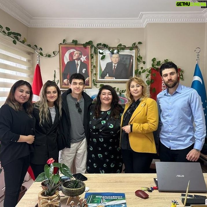 Hülya Duyar Instagram - türküyenin önde gelen oyuncuların'dan Hülya Duyar hanfendi ve Özbekistan sevilen müzisyenlerinde Alisher Nazirov ofisimizde ağrılamaktan çok mutlu olduk ❤️