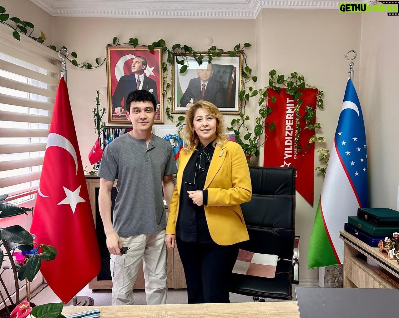 Hülya Duyar Instagram - türküyenin önde gelen oyuncuların'dan Hülya Duyar hanfendi ve Özbekistan sevilen müzisyenlerinde Alisher Nazirov ofisimizde ağrılamaktan çok mutlu olduk ❤️