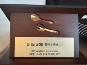 Ha Hee-ra Instagram - 늘…잊지않고…
귀한선물..
감사..감사합니다!!!

#감사 #은혜 #결혼30주년 
#축하선물