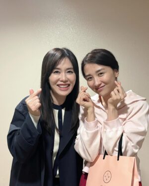 Ha Hee-ra Instagram - 잔잔할거라고 생각했던 연극이..
이렇게 재밌고..
이렇게 가슴 깊은곳을 울릴수 있구나…!!!

감동의 여운이 아직도 남아있네요..

하선이의 ‘사치’는 
하선이가 완성시켰네…!!
역시…
정말 정말 좋았어~~!!!

#감사 #은혜 #바닷마을다이어리
#박하선