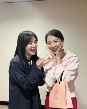 Ha Hee-ra Instagram - 잔잔할거라고 생각했던 연극이..
이렇게 재밌고..
이렇게 가슴 깊은곳을 울릴수 있구나…!!!

감동의 여운이 아직도 남아있네요..

하선이의 ‘사치’는 
하선이가 완성시켰네…!!
역시…
정말 정말 좋았어~~!!!

#감사 #은혜 #바닷마을다이어리
#박하선