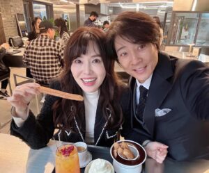 Ha Hee-ra Instagram - 츄러스 정말 좋아하는데…
이제껏 먹어본 츄러스중에서 최고~👍🏻
딥쵸코에 아이스크림과 함께~~

#감사 #은혜 #츄러스 #파미고츄러스 #파미고츄레리아 @famigochurreria #연남동