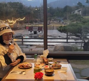 Ha Jae-sook Instagram - 그대의 눈동자에 치얼쓰🥂가끔은 밥말고 분위기를 즐기자네요😚🙈 #난분위기보다밥을많이먹음🤣#고성댁