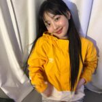 Ha Soo-young Instagram - @umbrokorea 가볍고 산뜻한 엄브로 셋업💛 #광고 #엄브로 #플레이버셋업 #FLAVOUR #셋업 #자켓추천