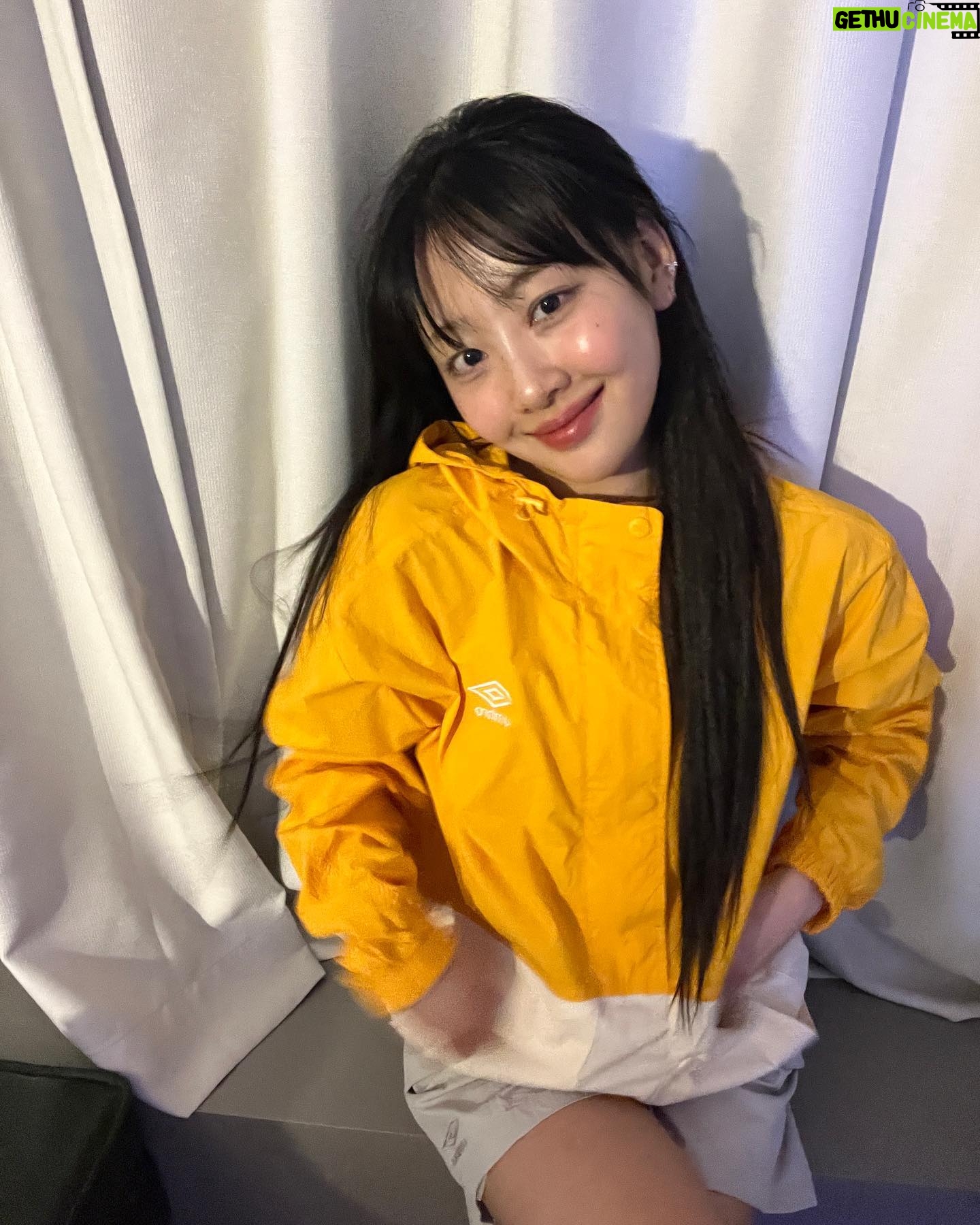 Ha Soo-young Instagram - @umbrokorea 가볍고 산뜻한 엄브로 셋업💛 #광고 #엄브로 #플레이버셋업 #FLAVOUR #셋업 #자켓추천