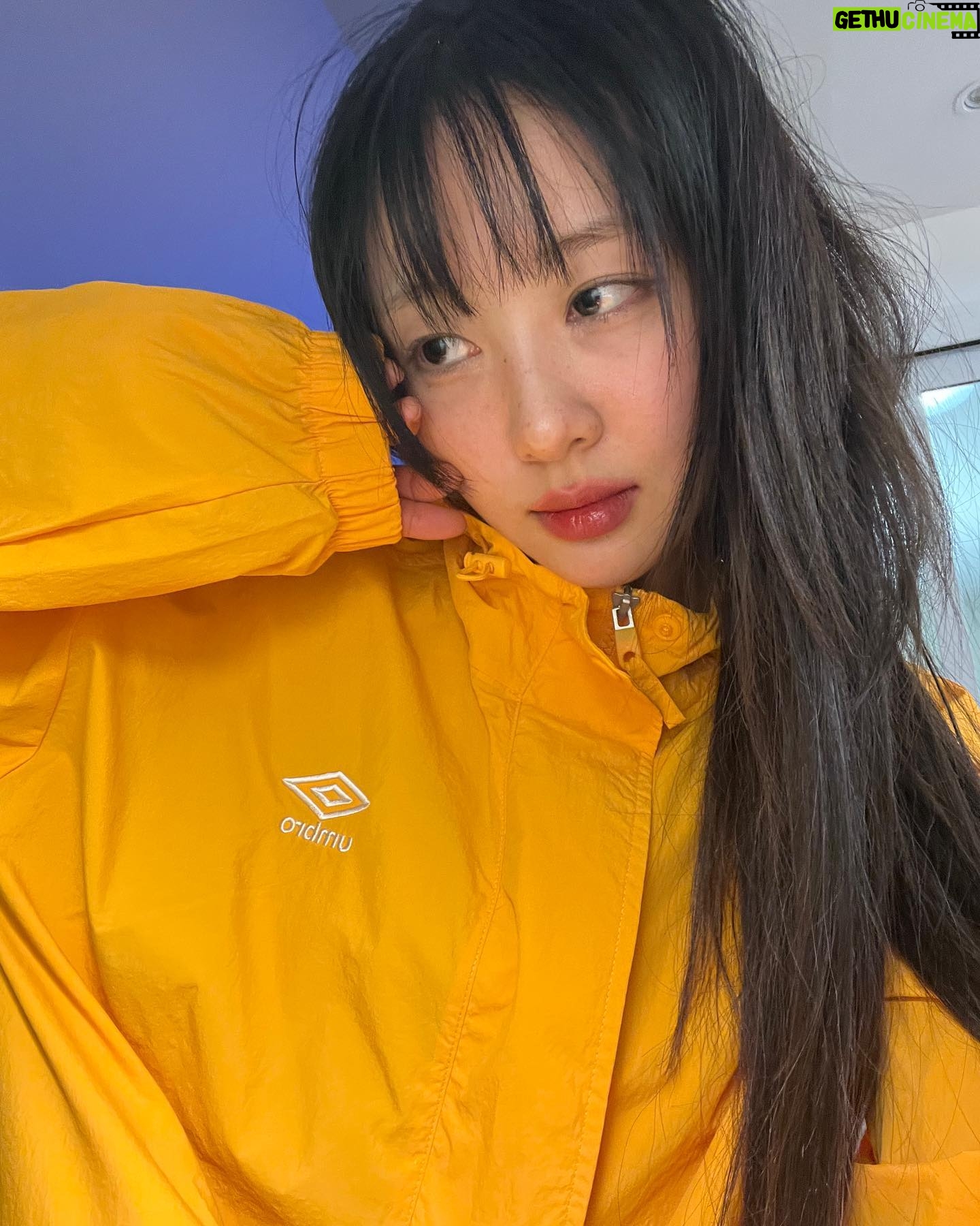 Ha Soo-young Instagram - @umbrokorea 가볍고 산뜻한 엄브로 셋업💛 #광고 #엄브로 #플레이버셋업 #FLAVOUR #셋업 #자켓추천