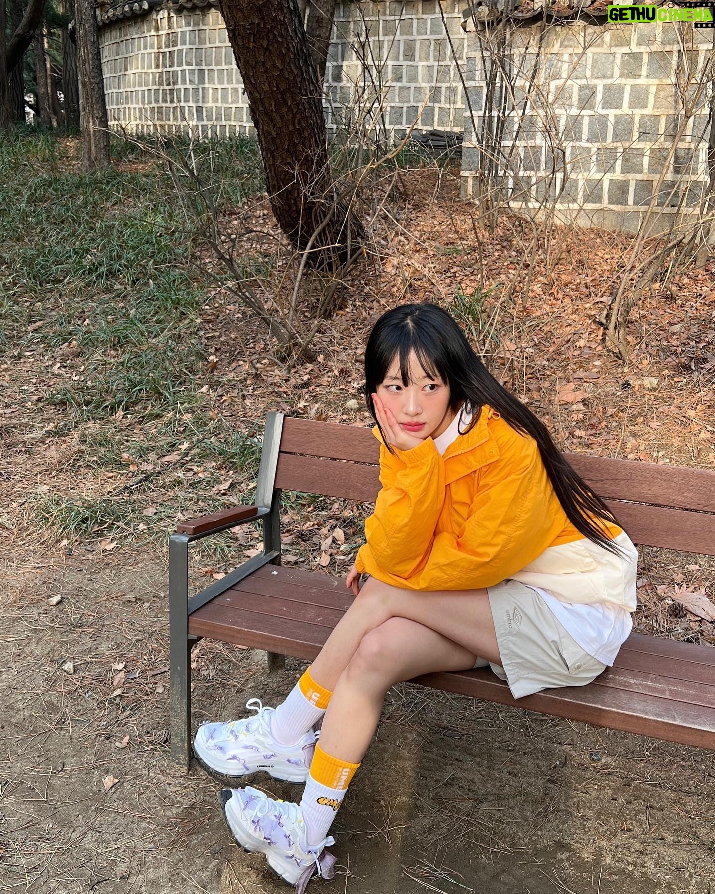 Ha Soo-young Instagram - @umbrokorea 가볍고 산뜻한 엄브로 셋업💛 #광고 #엄브로 #플레이버셋업 #FLAVOUR #셋업 #자켓추천