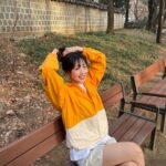 Ha Soo-young Instagram – @umbrokorea 가볍고 산뜻한 엄브로 셋업💛
#광고 #엄브로 #플레이버셋업 #FLAVOUR #셋업 #자켓추천