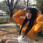 Ha Soo-young Instagram - @umbrokorea 가볍고 산뜻한 엄브로 셋업💛 #광고 #엄브로 #플레이버셋업 #FLAVOUR #셋업 #자켓추천