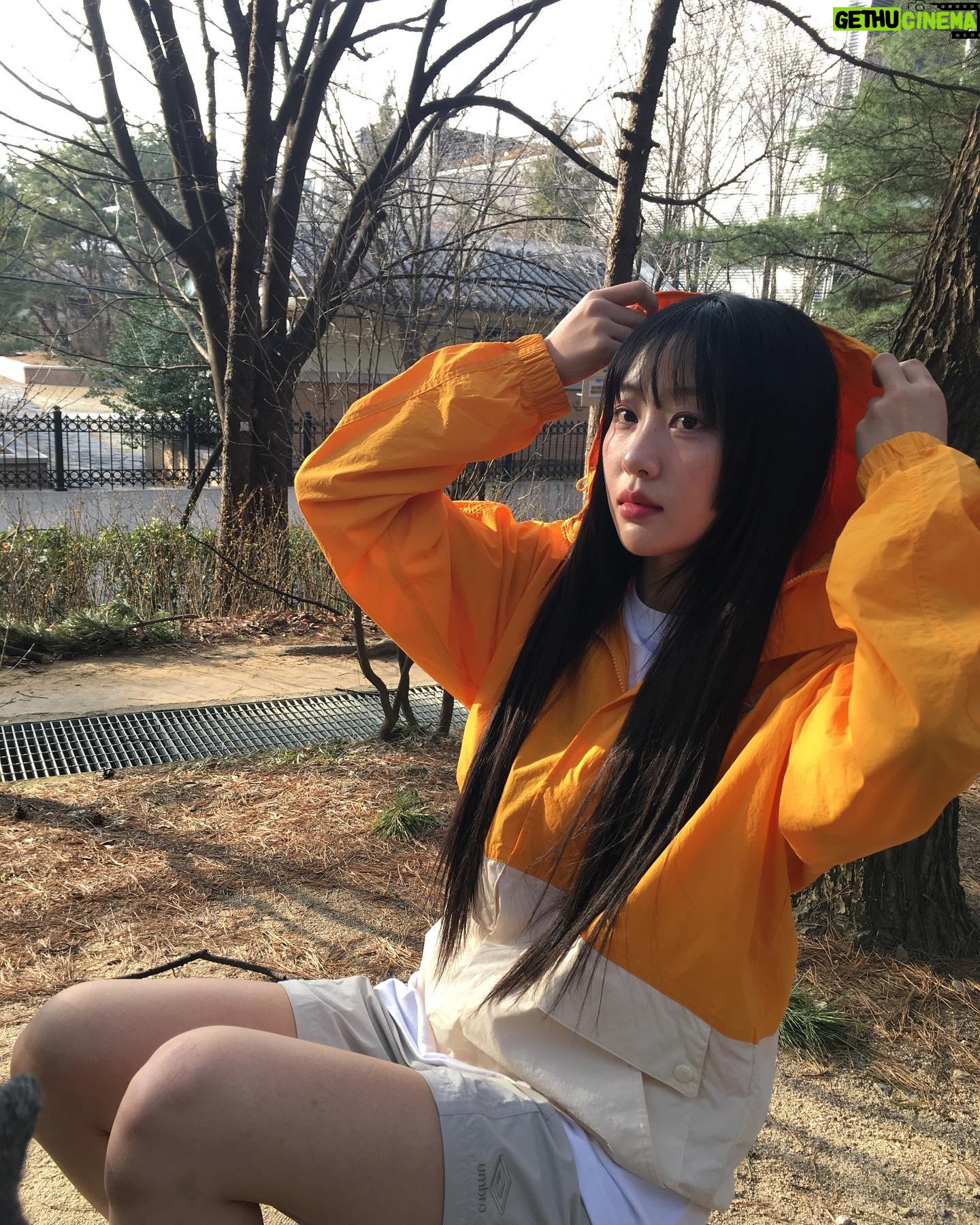 Ha Soo-young Instagram - @umbrokorea 가볍고 산뜻한 엄브로 셋업💛 #광고 #엄브로 #플레이버셋업 #FLAVOUR #셋업 #자켓추천
