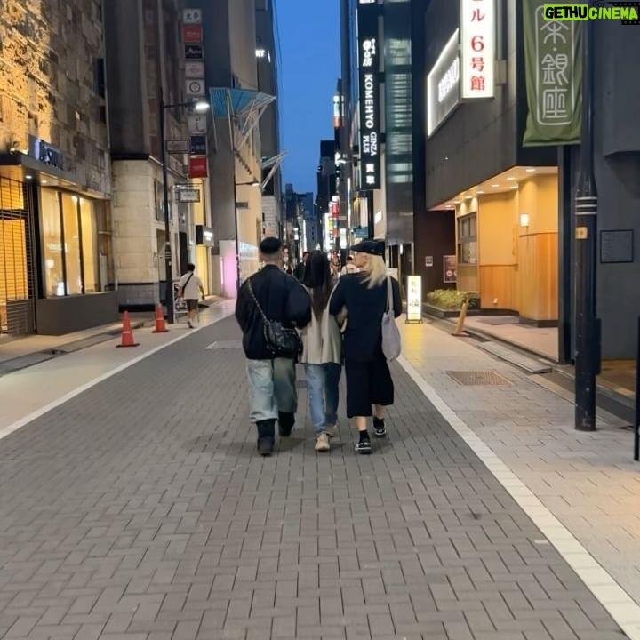 Ha Yeon-soo - 15.4K Likes - 시간이 통째로 폴짝 도약한 기분 !
4월은 생각 이상으로 비를 많이 맞았다.
5월은, 친구들이 곧 햇살이네🌈