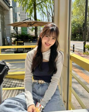 Ha Yeon-soo Instagram - 시간이 통째로 폴짝 도약한 기분 ! 
4월은 생각 이상으로 비를 많이 맞았다. 
5월은, 친구들이 곧 햇살이네🌈