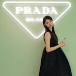 Ha Yeon-soo Instagram - @prada @pradabeauty 本日プラダビューティのワークショップにお邪魔してきました。 PRADAがリーディングブランドであり続ける秘密を垣間見たような気がしました。 ビューティーテクノロジーを革新し続けること、サステナビリティに配慮した仕組みを作ること。 これからも進化し続けるPRADAから目が離せません。 そして私が美しいと思ったのは"PRADA"のブランドの魅力が凝縮されたリップ。 質感はアパレルのレザーやファブリックをモチーフにし、 シェイピングはブランドロゴを感じさせるトライアングルが素敵。 #PR #pradabeauty
