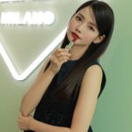 Ha Yeon-soo Instagram - @prada @pradabeauty 本日プラダビューティのワークショップにお邪魔してきました。 PRADAがリーディングブランドであり続ける秘密を垣間見たような気がしました。 ビューティーテクノロジーを革新し続けること、サステナビリティに配慮した仕組みを作ること。 これからも進化し続けるPRADAから目が離せません。 そして私が美しいと思ったのは"PRADA"のブランドの魅力が凝縮されたリップ。 質感はアパレルのレザーやファブリックをモチーフにし、 シェイピングはブランドロゴを感じさせるトライアングルが素敵。 #PR #pradabeauty