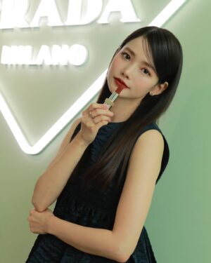 Ha Yeon-soo Instagram - @prada @pradabeauty 

本日プラダビューティのワークショップにお邪魔してきました。
PRADAがリーディングブランドであり続ける秘密を垣間見たような気がしました。
ビューティーテクノロジーを革新し続けること、サステナビリティに配慮した仕組みを作ること。
これからも進化し続けるPRADAから目が離せません。

そして私が美しいと思ったのは"PRADA"のブランドの魅力が凝縮されたリップ。
質感はアパレルのレザーやファブリックをモチーフにし、
シェイピングはブランドロゴを感じさせるトライアングルが素敵。
#PR #pradabeauty