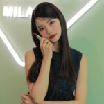 Ha Yeon-soo Instagram - @prada @pradabeauty 本日プラダビューティのワークショップにお邪魔してきました。 PRADAがリーディングブランドであり続ける秘密を垣間見たような気がしました。 ビューティーテクノロジーを革新し続けること、サステナビリティに配慮した仕組みを作ること。 これからも進化し続けるPRADAから目が離せません。 そして私が美しいと思ったのは"PRADA"のブランドの魅力が凝縮されたリップ。 質感はアパレルのレザーやファブリックをモチーフにし、 シェイピングはブランドロゴを感じさせるトライアングルが素敵。 #PR #pradabeauty