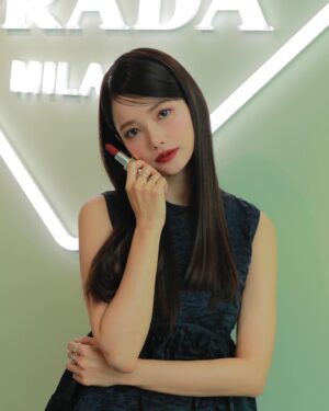 Ha Yeon-soo Instagram - @prada @pradabeauty 

本日プラダビューティのワークショップにお邪魔してきました。
PRADAがリーディングブランドであり続ける秘密を垣間見たような気がしました。
ビューティーテクノロジーを革新し続けること、サステナビリティに配慮した仕組みを作ること。
これからも進化し続けるPRADAから目が離せません。

そして私が美しいと思ったのは"PRADA"のブランドの魅力が凝縮されたリップ。
質感はアパレルのレザーやファブリックをモチーフにし、
シェイピングはブランドロゴを感じさせるトライアングルが素敵。
#PR #pradabeauty