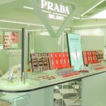 Ha Yeon-soo Instagram - @prada @pradabeauty 本日プラダビューティのワークショップにお邪魔してきました。 PRADAがリーディングブランドであり続ける秘密を垣間見たような気がしました。 ビューティーテクノロジーを革新し続けること、サステナビリティに配慮した仕組みを作ること。 これからも進化し続けるPRADAから目が離せません。 そして私が美しいと思ったのは"PRADA"のブランドの魅力が凝縮されたリップ。 質感はアパレルのレザーやファブリックをモチーフにし、 シェイピングはブランドロゴを感じさせるトライアングルが素敵。 #PR #pradabeauty