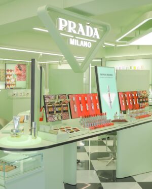 Ha Yeon-soo Instagram - @prada @pradabeauty 

本日プラダビューティのワークショップにお邪魔してきました。
PRADAがリーディングブランドであり続ける秘密を垣間見たような気がしました。
ビューティーテクノロジーを革新し続けること、サステナビリティに配慮した仕組みを作ること。
これからも進化し続けるPRADAから目が離せません。

そして私が美しいと思ったのは"PRADA"のブランドの魅力が凝縮されたリップ。
質感はアパレルのレザーやファブリックをモチーフにし、
シェイピングはブランドロゴを感じさせるトライアングルが素敵。
#PR #pradabeauty