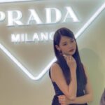 Ha Yeon-soo Instagram - @prada @pradabeauty 本日プラダビューティのワークショップにお邪魔してきました。 PRADAがリーディングブランドであり続ける秘密を垣間見たような気がしました。 ビューティーテクノロジーを革新し続けること、サステナビリティに配慮した仕組みを作ること。 これからも進化し続けるPRADAから目が離せません。 そして私が美しいと思ったのは"PRADA"のブランドの魅力が凝縮されたリップ。 質感はアパレルのレザーやファブリックをモチーフにし、 シェイピングはブランドロゴを感じさせるトライアングルが素敵。 #PR #pradabeauty