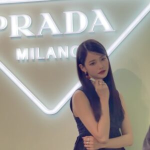 Ha Yeon-soo Instagram - @prada @pradabeauty 

本日プラダビューティのワークショップにお邪魔してきました。
PRADAがリーディングブランドであり続ける秘密を垣間見たような気がしました。
ビューティーテクノロジーを革新し続けること、サステナビリティに配慮した仕組みを作ること。
これからも進化し続けるPRADAから目が離せません。

そして私が美しいと思ったのは"PRADA"のブランドの魅力が凝縮されたリップ。
質感はアパレルのレザーやファブリックをモチーフにし、
シェイピングはブランドロゴを感じさせるトライアングルが素敵。
#PR #pradabeauty