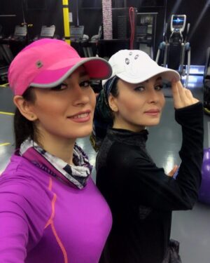 Hadis Fouladvand Instagram - صبح جمعه بعد از ورزش با مربى جان 💪🏻💪🏻💪🏻 @Aadliclub
@mona___rahnama 
@mona_coach