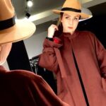Hadis Fouladvand Instagram – مدرسه كه مي رفتيم هربار كه دفتر مشقمون رو جا ميذاشتيم معلممون ميگفت “مواظب باش خودتو جا نذارى” 
و ما ميخنديديم و فكر ميكرديم نميشه خودمونو جا بذاريم!
بزرگ كه شديم بارها و بارها يه قسمت از خودمون رو جاگذاشتيم،
توى يه كافه،
توى يه خيابون،
توى يه خاطره…!!
@samar_gallery 
#حدیث_فولادوند 
#hadis_fouladvand