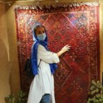 Hadis Fouladvand Instagram - 🌨☃️ مثل زیبایی رنگ و نقشهای قالی دستباف مثل بافتنی رنگی مادربزرگ مثل درخت پر از انار و بدون برگ حیاط مثل عطر غذای دستپخت مادر مثل صفای کافه های قدیمی بازار مثل صداقت و یکرنگی کاسب های قدیم ... چیزهای خوب ، ساده اند و تنها شنیدن اسمشان کافیست تا حال دلت خوب شود ... زمستان از راه میرسد ،اما حیاطِ خانه و نور آفتاب هنوز هم بوی زندگی و امید میدهد ... یلداتون پیشاپیش مبارک ❤ حدیث فولادوند، یلدای ۱۴۰۰ ورق بزنید... #حدیث_فولادوند #یلدا #۱۴۰۰ #بافتنی #قالی #انار #پائیز #آفتاب #باد #زمستان #سادگی #مادر #مادربزرگ #قرمه_سبزی #فرش #فرشدستبافت #رنگ #حیاط #گردشگری #ایران_زیبا #ایرانگردی #کافه #سنت