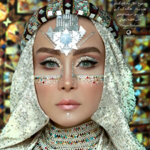 Hadis Fouladvand Instagram - پروژه “معماری ایران” 
نام بنا : تالار آیینه کاخ گلستان 
💎💎
تالار آیینه یکی از اتاق های زیبای کاخ گلستان تهران است، که در سال 1253 شمسی به وسیله ی صنیع الملک ساخته شد و اتمام تزیینات آن تا سال 1261 شمسی طول کشید و در نهایتْ بنا نهاده شد.
💎💎
شهرت عمده تالار آینه علاوه بر تزیینات آن نقاشی کمال الملک است که کمال المک به مدت 5 سال بر روی این اثر کار کرد و در آن نقاشی، ناصر الدین شاه در تالار دیده می شود. 
💎💎

سالن زیبایی مریم رهنما 
ایده پرداز و کارگردان : مریم رهنما 
@maryamrahnama__

مدل هنرمند : حدیث فولادوند
@hadisfouladvand
طراح و چهره پرداز : هنگامه کردگاری 
@hengameh_kerdegari
طراح مو : مرضیه توفیقی
@marziehtofighi_hair 
اکسسوری: نیوشا اصغری 
@artgallery.niousha 
عکس : فاطمه رحمانی
@falifilm 
💎💎💎💎

‏‎#مریم_رهنما #حدیث_فولادوند #پروژه_معماری #میکاپ #میکاپ_ارتیست #تالار_آینه #کاخ_گلستان #آینه_کاری #سنتی #میکاپ_خاص #میکاپ_فشن #معماری_تلفیقی #میکاپ_حرفه_ای #معماری_ایرانی #آینه_میکاپ #کاخ #معماری_سنتی_ایران #فشن
‏#architecture #makeup #makeupproject #traditionalmakeup