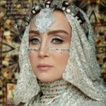 Hadis Fouladvand Instagram - پروژه “معماری ایران” نام بنا : تالار آیینه کاخ گلستان 💎💎 تالار آیینه یکی از اتاق های زیبای کاخ گلستان تهران است، که در سال 1253 شمسی به وسیله ی صنیع الملک ساخته شد و اتمام تزیینات آن تا سال 1261 شمسی طول کشید و در نهایتْ بنا نهاده شد. 💎💎 شهرت عمده تالار آینه علاوه بر تزیینات آن نقاشی کمال الملک است که کمال المک به مدت 5 سال بر روی این اثر کار کرد و در آن نقاشی، ناصر الدین شاه در تالار دیده می شود. 💎💎 سالن زیبایی مریم رهنما ایده پرداز و کارگردان : مریم رهنما @maryamrahnama__ مدل هنرمند : حدیث فولادوند @hadisfouladvand طراح و چهره پرداز : هنگامه کردگاری @hengameh_kerdegari طراح مو : مرضیه توفیقی @marziehtofighi_hair اکسسوری: نیوشا اصغری @artgallery.niousha عکس : فاطمه رحمانی @falifilm 💎💎💎💎 ‏‎#مریم_رهنما #حدیث_فولادوند #پروژه_معماری #میکاپ #میکاپ_ارتیست #تالار_آینه #کاخ_گلستان #آینه_کاری #سنتی #میکاپ_خاص #میکاپ_فشن #معماری_تلفیقی #میکاپ_حرفه_ای #معماری_ایرانی #آینه_میکاپ #کاخ #معماری_سنتی_ایران #فشن ‏#architecture #makeup #makeupproject #traditionalmakeup