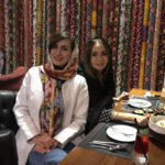 Hadis Fouladvand Instagram - من آموخته ام تشویق یک آموزگار خوب میتواند زندگی شاگردانش را دگرگون کند! من آموخته ام ساده ترین راه برای شاد بودن دست کشیدن از گلایه است من آموخته ام افراد خوش بین نسبت به افراد بد بین عمر طولانی تری دارند من آموخته ام نفرت مثل اسید ظرفی را که در آن قرار دارد از بین میبرد من آموخته ام بدن برای شفا دادن خود توانایی عجیبی دارد فقط باید با کلمات مثبت با آن صحبت کرد من آموخته ام که اگر میخواهم شاد زندگی کنم باید دل دیگران را شاد کنم من آموخته ام اگه دو کلمه خسته ام و احساس خوبی ندارم را از زندگی حذف کنم بسیاری از بیماری ها و خستگی ها برطرف می‌شود من آموخته ام وقتی مثبت فکر میکنم شادتر هستم و افکار مهرورزانه در سر میپرورانم و سر انجام من آموخته ام با خدای عزیزو مهربانم همه چیز ممکن است @mona_rahnama_public @mona___rahnama @aroco_couture