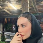 Hadis Fouladvand Instagram - Overthinking اورثینک اینجوریه که من به يه نخ فكر می‌كنم تبديلش می‌كنم به یه طناب قطور، وصلش می‌کنم به يه لنگر، پرتش می‌كنم داخل اقيانوس، و بله! غرق می‌شم به‌ همین‌ راحتی... #hadisfouladvand