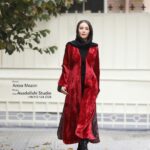 Hadis Fouladvand Instagram - پاییز جان حالا که تنها چند روزِ دیگر مهمان ما هستی، باید بگویم تو تقصیری نداشتی... ما آدم ها خیلی چیز ها را خراب کردیم ساده و حواس پرت بودیم، آنجا که باید وانمی دادیم وادادیم آنجا که باید رها می کردیم سخت گرفتیم... ما در لحظه زندگی کردن را بلد نبودیم امروز را در دیروز گذراندیم و فردا را قبل از امروز دلشوره گرفتیم... ما رویا داشتیم اما شجاعتِ جنگیدن برای رویاهایمان را نداشتیم... ما خودمان را دوست نداشتیم و دوست داشتنِ دیگری را بلد نبودیم، ما بندبازی بودیم که تعادل نداشتیم... ما رفیق می خواستیم اما رفاقت را چرتکه انداختیم... ما همراه می خواستیم اما با هم بودن را به تکرار و عادت آلوده کردیم... ما به دنبال عشق بودیم اما اطرافمان را خوب نگاه نکردیم... ما قول دادیم اما دل به قول هایمان ندادیم... ما عاشق شدیم اما نگهدارِ عشق نبودیم؛ ما عشق را بازیچه کردیم... ما ماندن بلد نبودیم و از رفتن هیچ نمی دانستیم... ما حرف داشتیم اما قهر کردیم، ما گفتگو را بلد نبودیم... ما حق داشتیم اما جراتِ باز پس گرفتنش را نداشتیم... ما زیاده خواه بودیم و قدر شناس نبودیم... ما فراموشکار بودیم به جای درس گرفتن از اشتباهاتمان آن ها را هر روز و هر ماه و هر سال تکرار کردیم، فصل ها را بهانه کردیم تا ضعف هایمان را بپوشانیم... پاییز جان تو همیشه زیبا و شکوهمند و پُر تب و تاب بودی این ما بودیم که تو را دلگیر کردیم #پریسا_زابلی_پور #حديث_فولادوند @asadollahi_studio @anisa.mezon