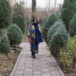 Hadis Fouladvand Instagram – می آیم  می آیم  می آیم
باگیسویم: ادامه بوهای زیر خاک 
با چشمهایم: تجربه های غلیظ تاریکی
با بوته ها که چیده ام از بیشه های آن سوی دیوار 
می آیم  می آیم  می آیم
و آستانه پر از عشق میشود
ومن در آستانه به آنها که دوست می دارند
و دختری که هنوز آنجا
در آستانه پر از عشق ایستاده سلامی دوباره خواهم داد.
#فروغ_فرخزاد 
@f.jcollection

#hadisfouladvand 
#حدیث_فولادوند