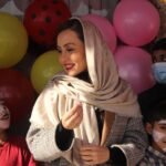 Hadis Fouladvand Instagram - کودکان به ندرت به آینده فکر میکنند... این معصومیت باعث می‌شه بتونن از چیزهایی که بزرگسالان به ندرت از اونها لذت می‌برن، لذت ببرن. روزی که ما از آینده ابراز نگرانی می‌کنیم روزی است که کودکی رو پشت سر می‌گذاریم... اما هیچ وقت برای داشتن یک دوران کودکی شاد دیر نیست... عکسها از مراسم تولدم در منطقه محروم ، خیریه همنمک #حدیث_فولادوند #تولد #تولدم #کودک #کودکانه #شادی #معصومیت #آینده #لذت #امید #بزرگسالان #نگرانی