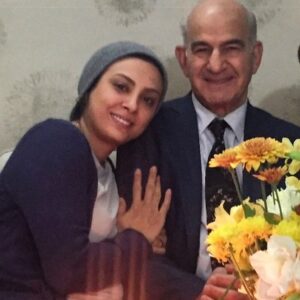 Hadiseh Tehrani Instagram - بابا ...
بابا جانم ، جاي تو اينجا نبود ، فرشته روي زمين خوش برگشتي به آسمونا ...
قربون استايلت ، قربون خنده هات ، قربون آغوش پر مهرت ...
چه جوري جاي خاليتو دووم بياريم ، چه جوري كيانُ آروم كنم ...
بابا جان عاشقتم تا ديدار دوباره ...