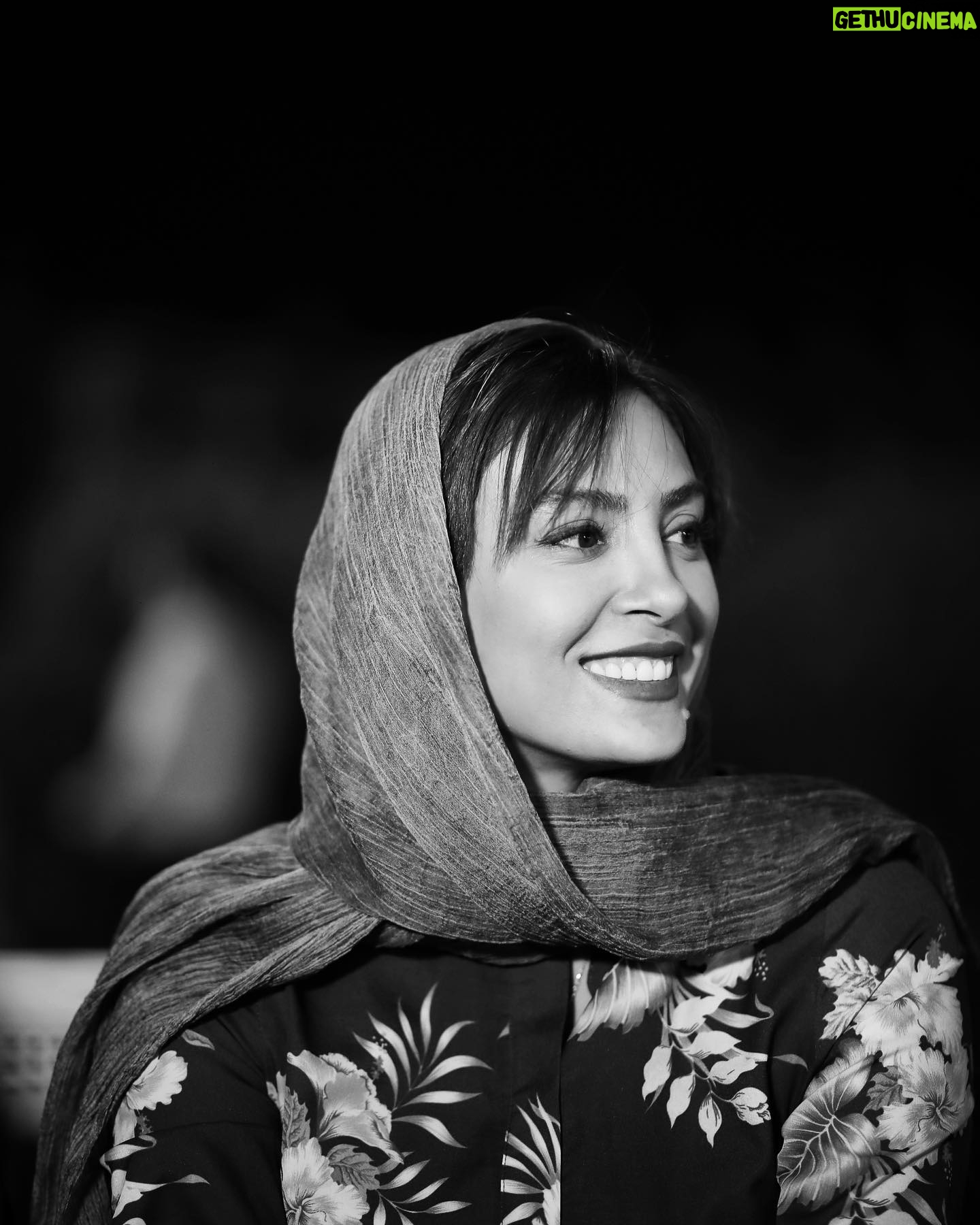 Hadiseh Tehrani Instagram - . روز خواهد شد آن روز خواهم دانست چرا تمدن، زنانه است و چرا شعر، زنانه است و چرا نامههای عاشقانه زنانه هستند و چرا زنان، هنگامی که عاشقند به گنجشک و نور و آتش بدل میشوند! . . نزار قبانی 🌙 📷: @enayati.hani ♥️ #زن #امید #نزار_قباني #شعر