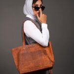 Hadiseh Tehrani Instagram - . @k.h.leather @k.h.leather @k.h.leather . تاریخ انجام پروژه ۱۹/۶/۱۴۰۱ . studio photo shooting for luxury leather brand kian moghadam(Leather Good) @kianmoghadamofficial @k.h.leather photo: @mrp.photostudio makeup: @zaritaghvaei_makeupartist Stylist: @nioushaasghari Model:@hadisehtehraniofficial @nioushaasghari . برند چرم دست دوز کیان .#چرم #چرم_دست_دوز #مد #مدلینگ #هنر #برند #فشن #فشن_استایل